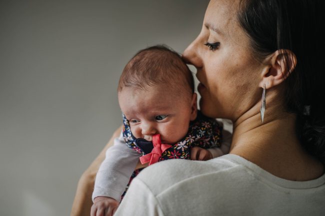 Photographie nouveau-né lifestyle lyon